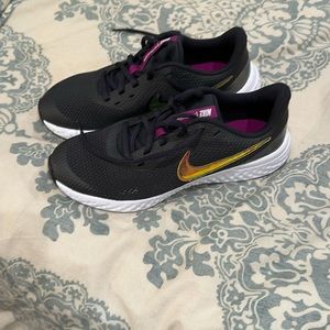 Nike revolution halo graphic swoosh athletic shoe size 6y or 7 1/2-8 women’s nwt